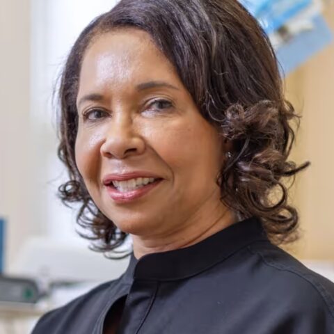 Dr Davia Strachan